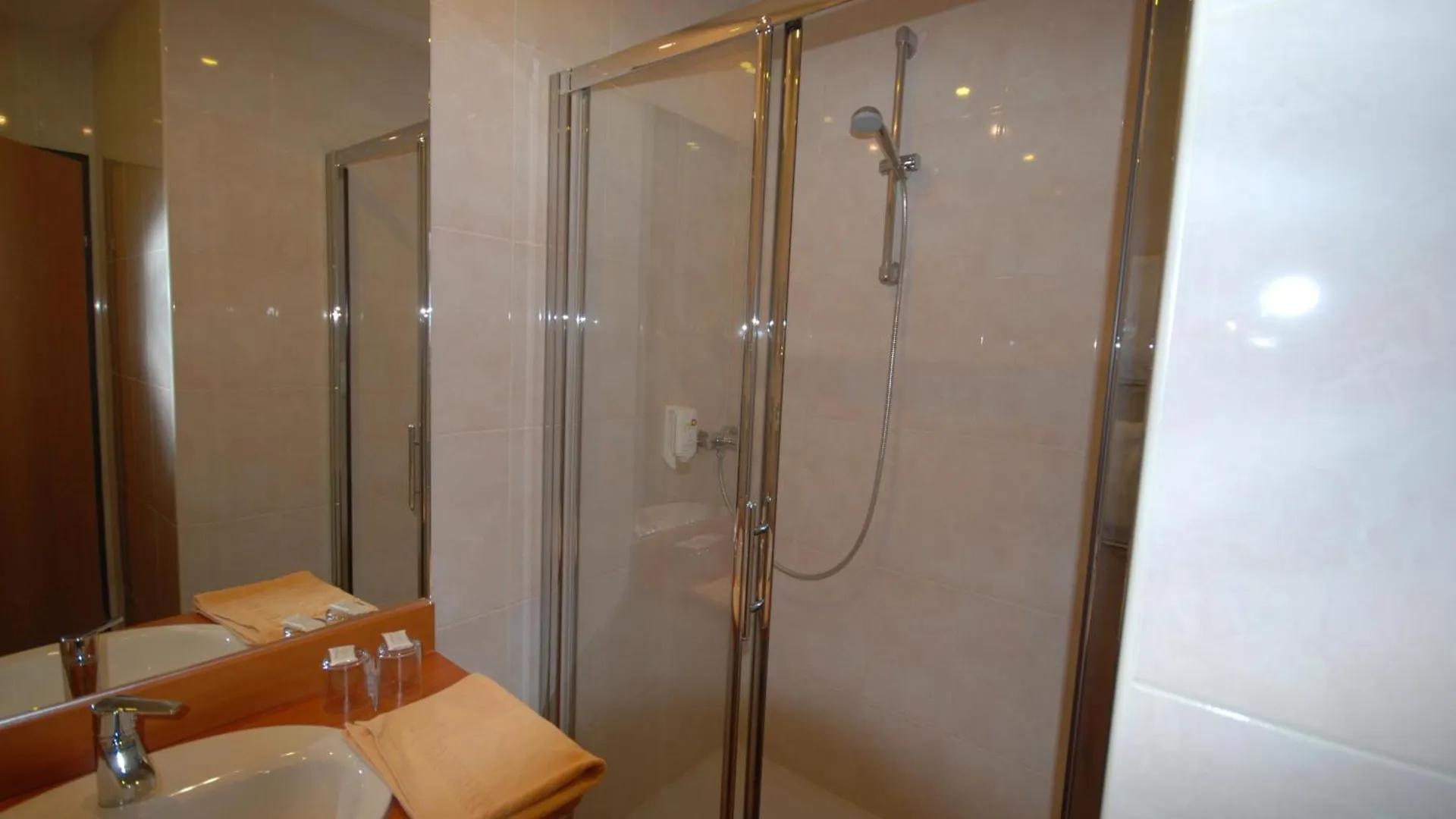 וינה Continental Hotel-Pension לינה וארוחת בוקר